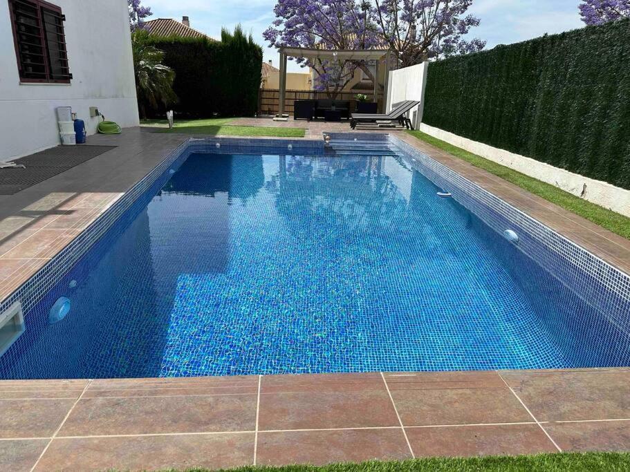 Modern 5-bedroom With Pool Montequinto