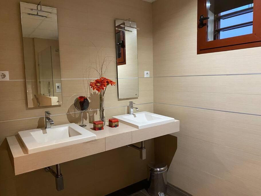 Modern 5-bedroom With Pool Montequinto