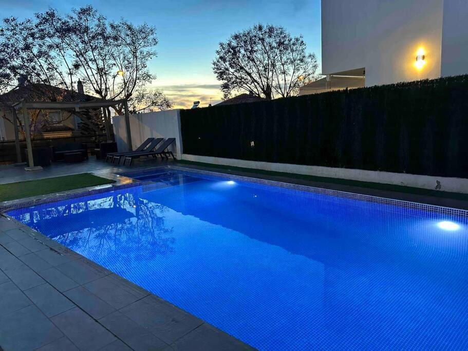 Modern 5-bedroom With Pool Villa Montequinto