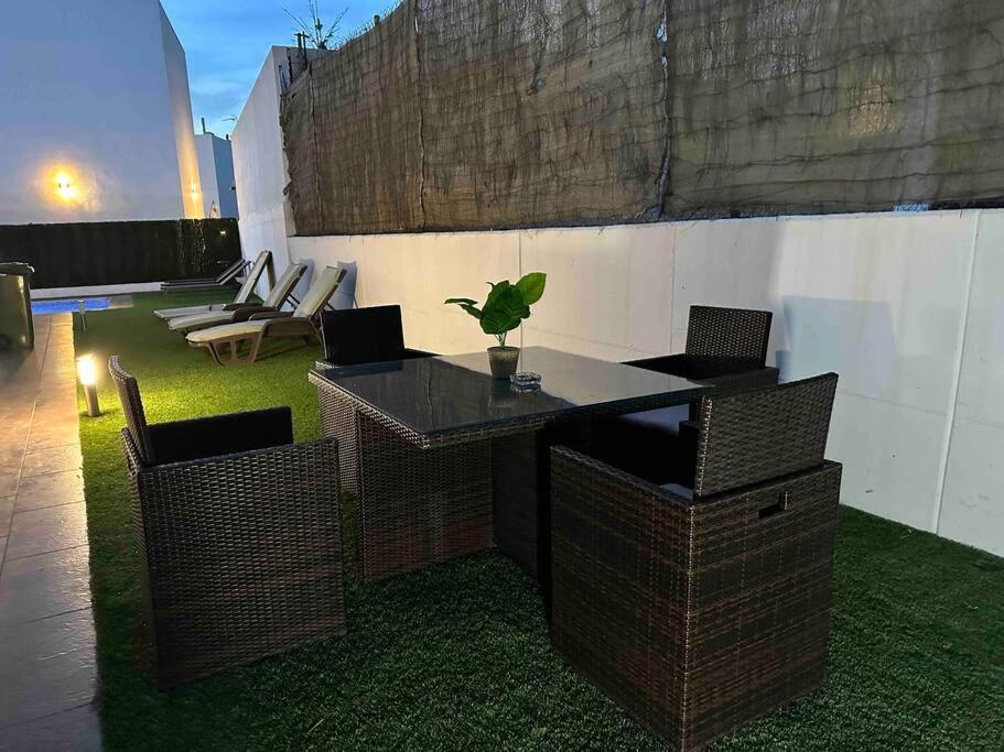 Modern 5-bedroom With Pool Villa Montequinto
