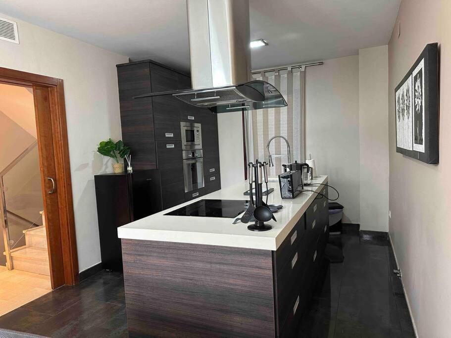 Modern 5-bedroom With Pool Montequinto